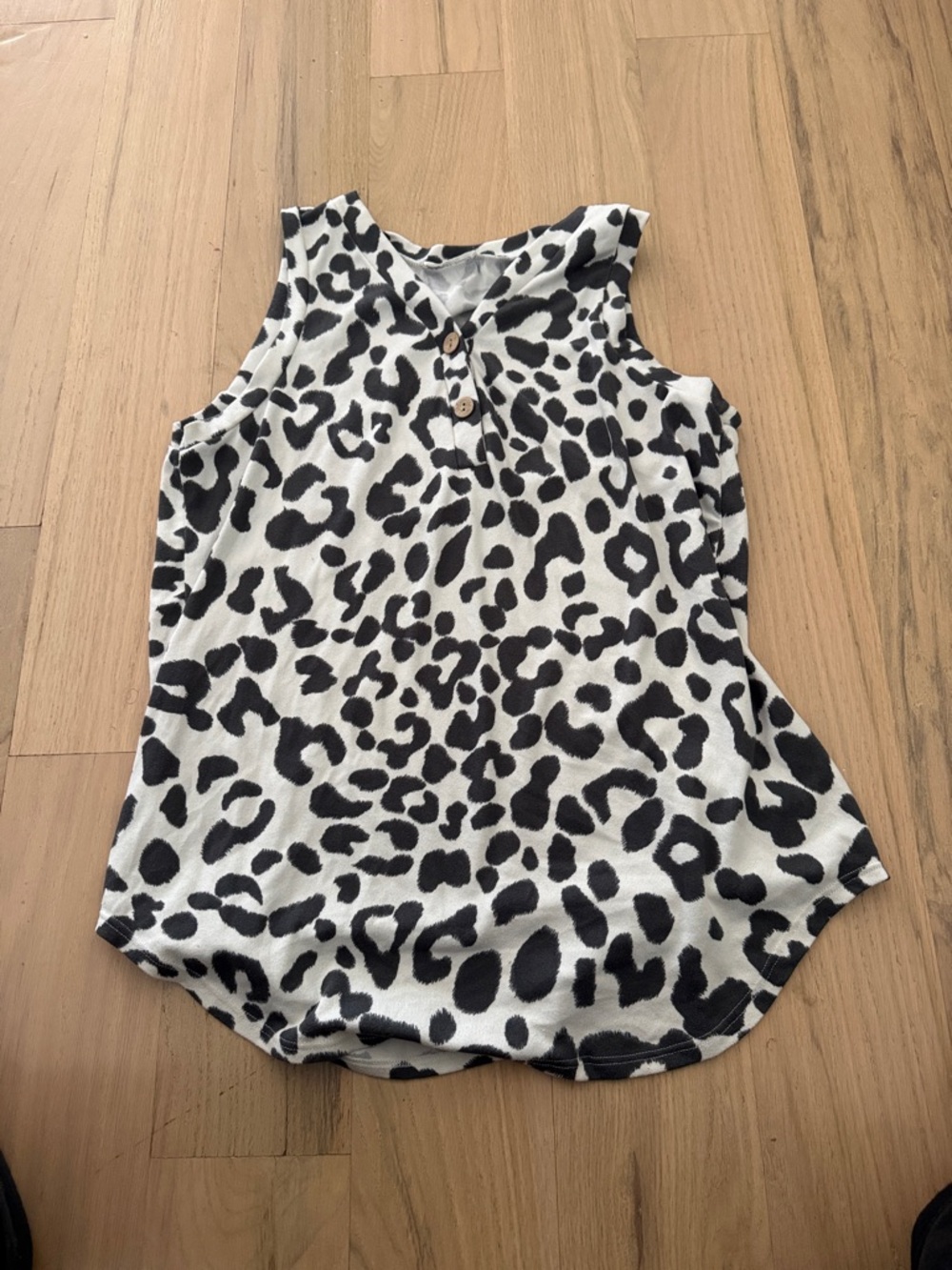 Sleeveless Gray & White Leopard-Print Tank Top